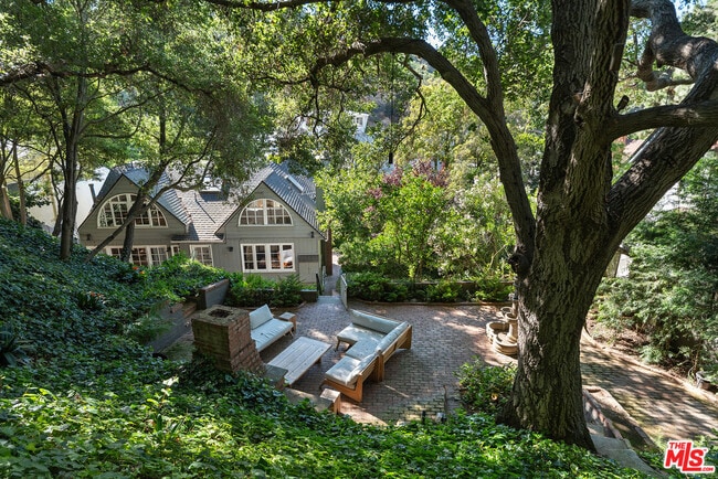 Building Photo - 8926 Wonderland Ave