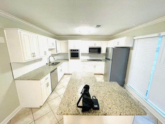 Building Photo - ** 4 bed 2 bath located in Dalraida close ...