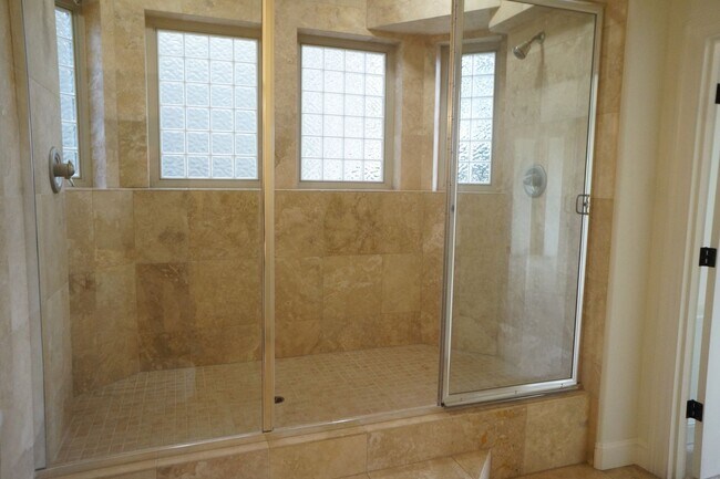 Building Photo - Exquisite NW Portland 4 bedroom with panoramic views