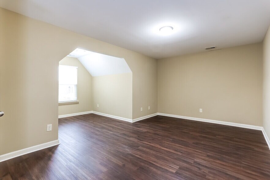 Building Photo - 118 Crescent Woode Way