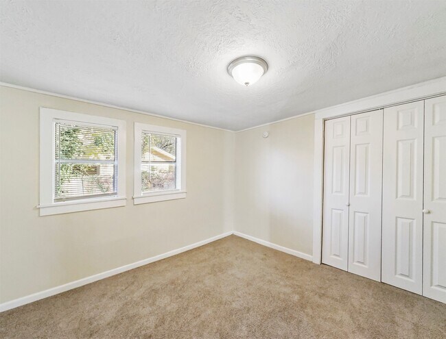 Building Photo - 203 W Hart Ave