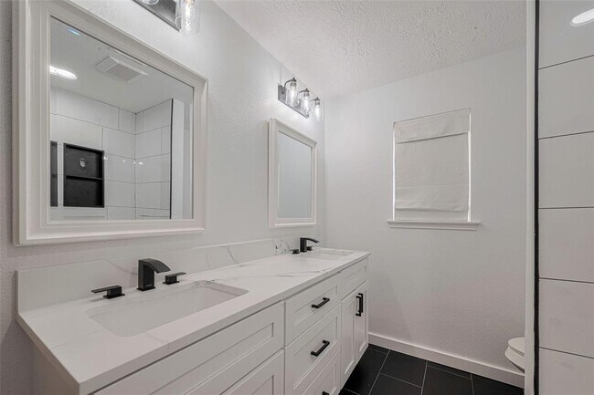 Building Photo - 927 Carlingford Ln