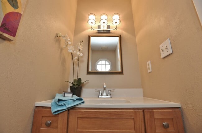 Building Photo - Amazing 2 Bedroom Townhome in Washington Square! Available 03-06-26! All Appliances Convey!