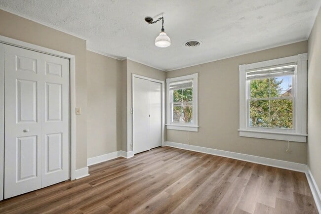 Building Photo - Charming 3-bedroom 2 bathrooms in Downtown...