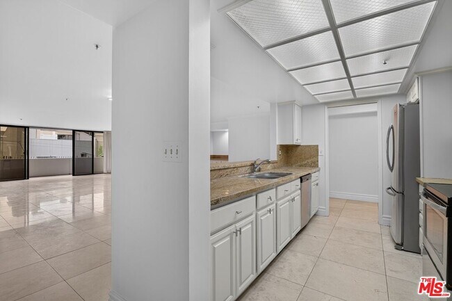 Building Photo - 10660 Wilshire Blvd