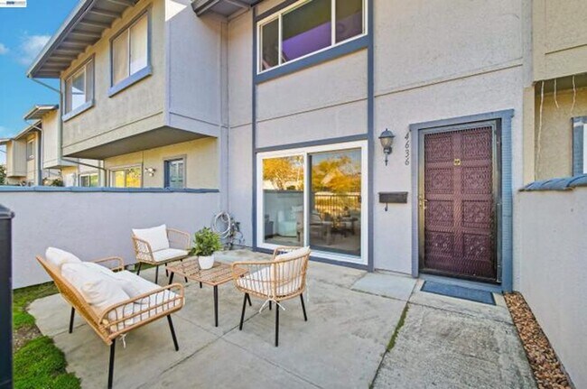 Building Photo - $3,150 / 2 BR - Updated Townhome in Prime Union City!