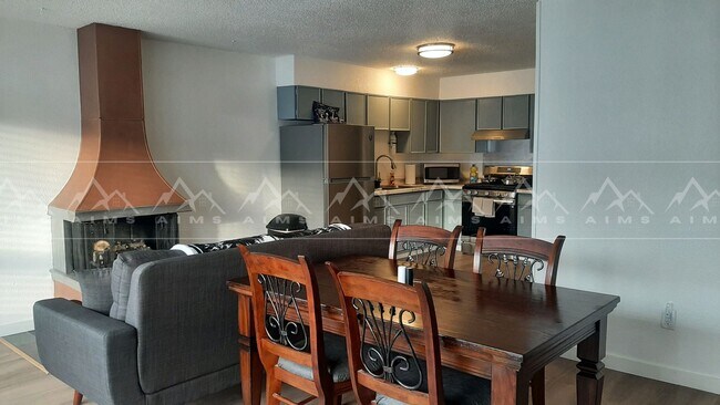 Building Photo - 933 W 20th Ave