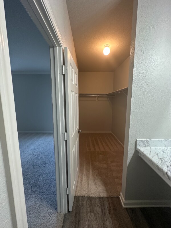 Building Photo - 2115 Mdw Crk Dr