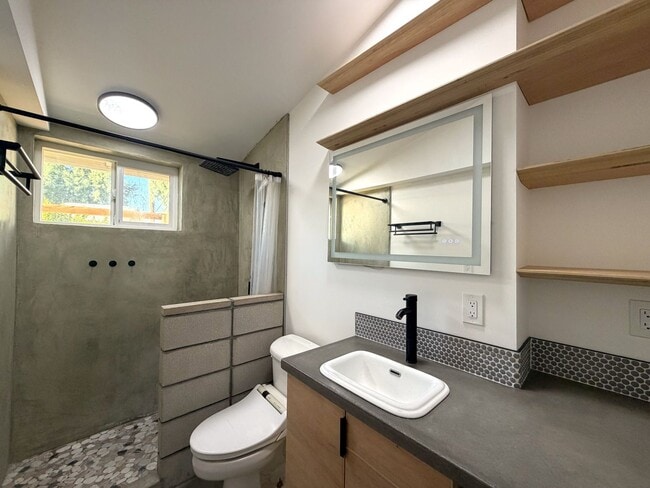 Building Photo - AVAILABLE NOW!! 2 Bedroom 1 Bathroom House in Cathedral City!