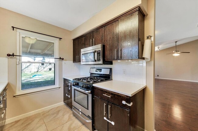 Building Photo - 1467 S Meadows Dr