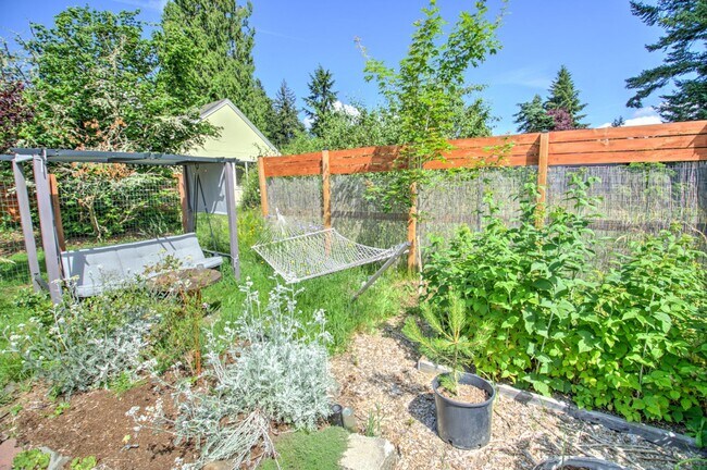 Building Photo - West Olympia 2bd 1 bath Cottage Rambler with Garden Space