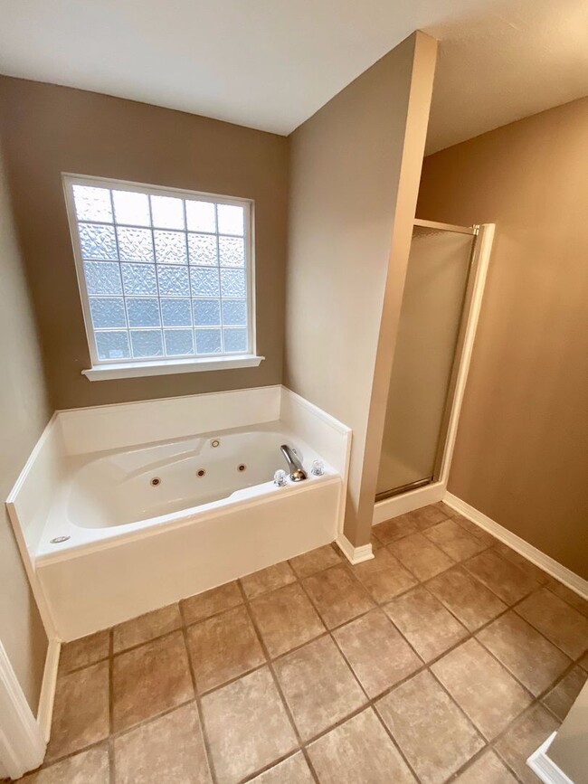 Building Photo - 3 bed, 2 bath for rent in Brandon!