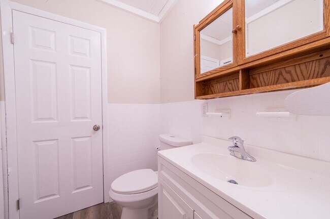 Building Photo - Spacious 2-Bedroom Apartment with Bonus Ro...