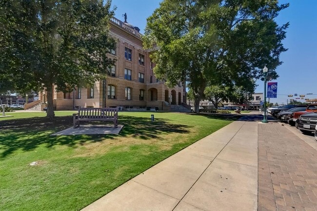 Building Photo - 601 E 8th St