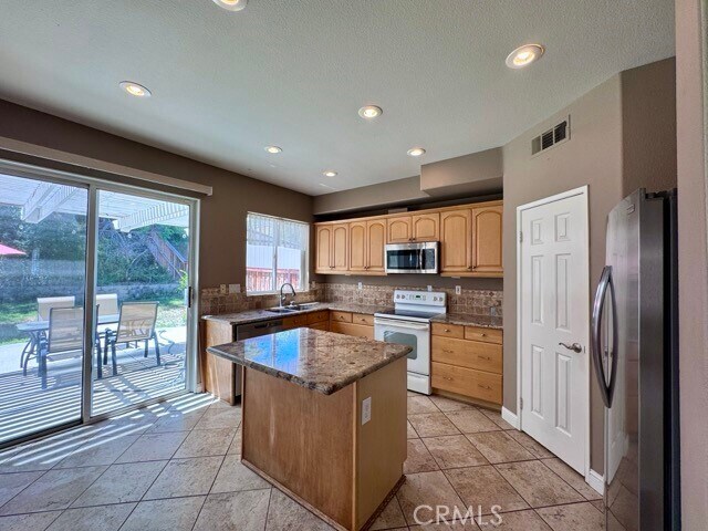 Building Photo - 30997 Oakhill Dr