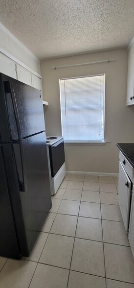 Building Photo - 728 N Main St