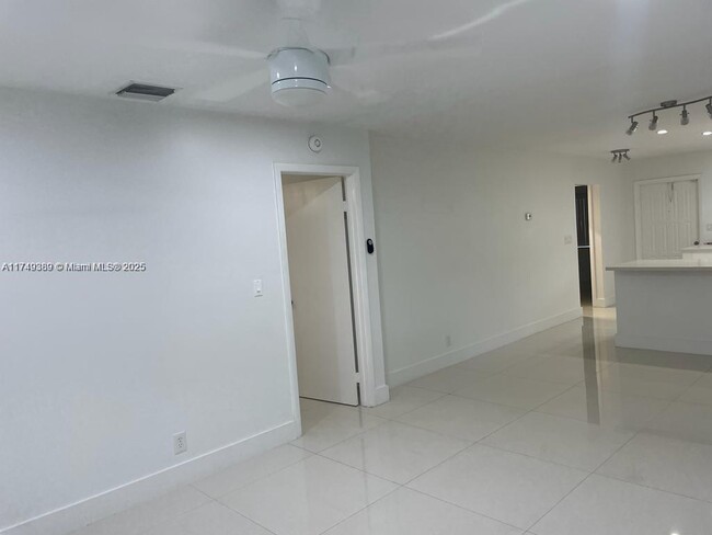 Building Photo - 454 Lakeview Dr