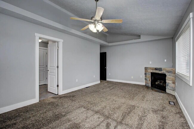 Building Photo - 2870 N High Desert Wy