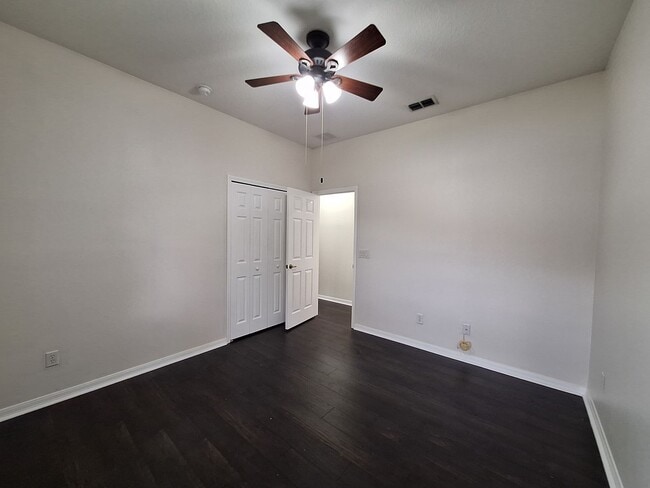Building Photo - Charming 3-Bedroom Home with Spacious Back...
