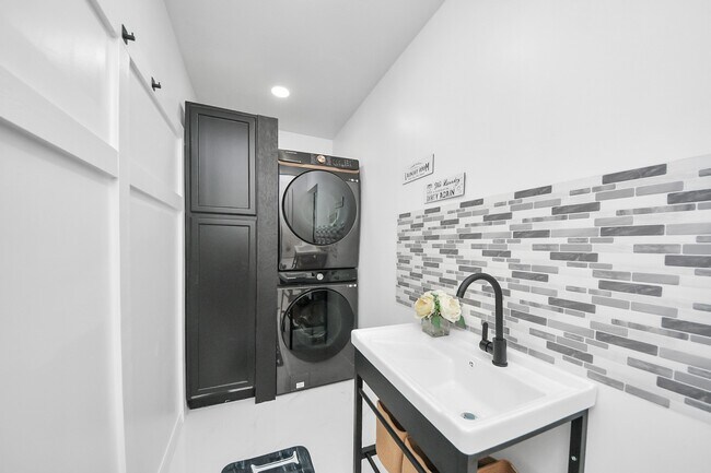 Building Photo - 227 Concordia Dr