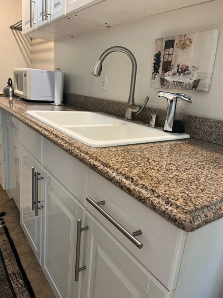 Building Photo - 211 King St