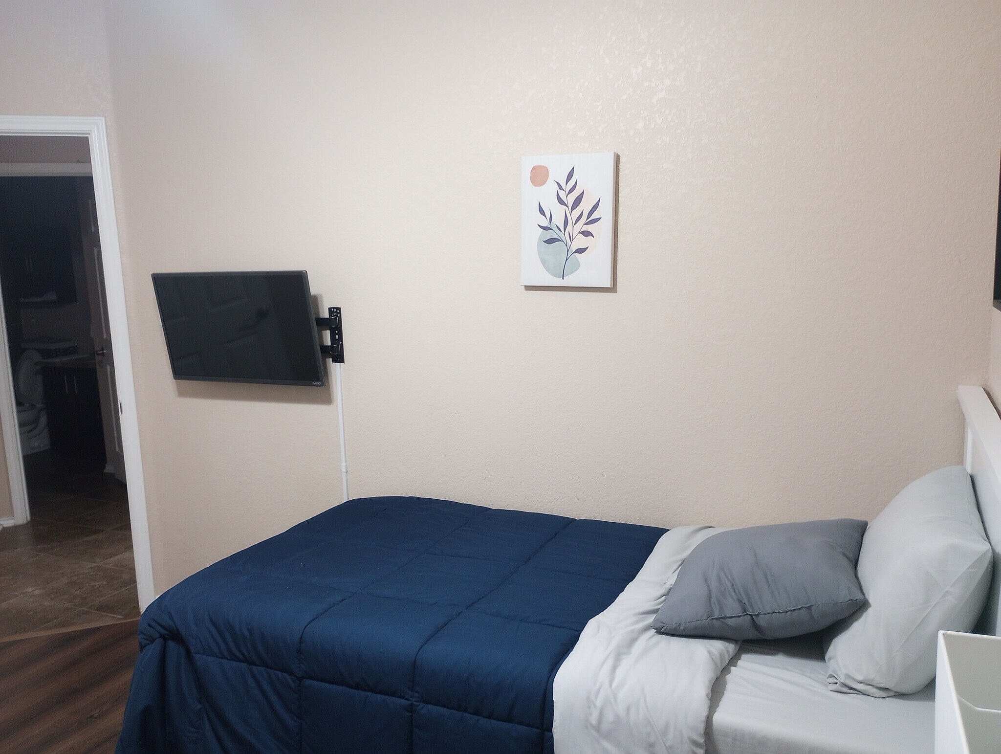 Building Photo - Room in House on Arabian King