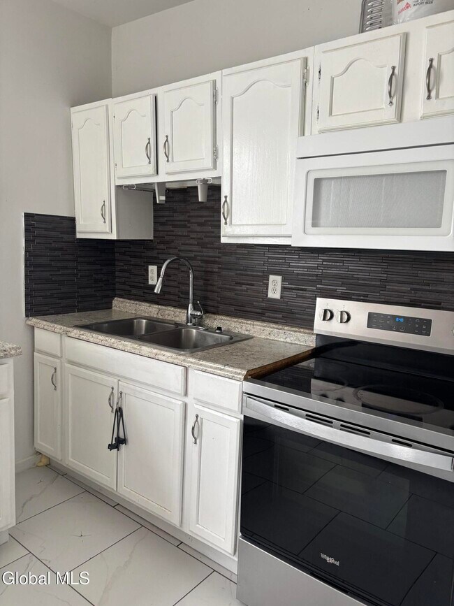 Building Photo - 1633 Carrie St