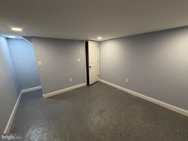 Building Photo - 363 E Airy St