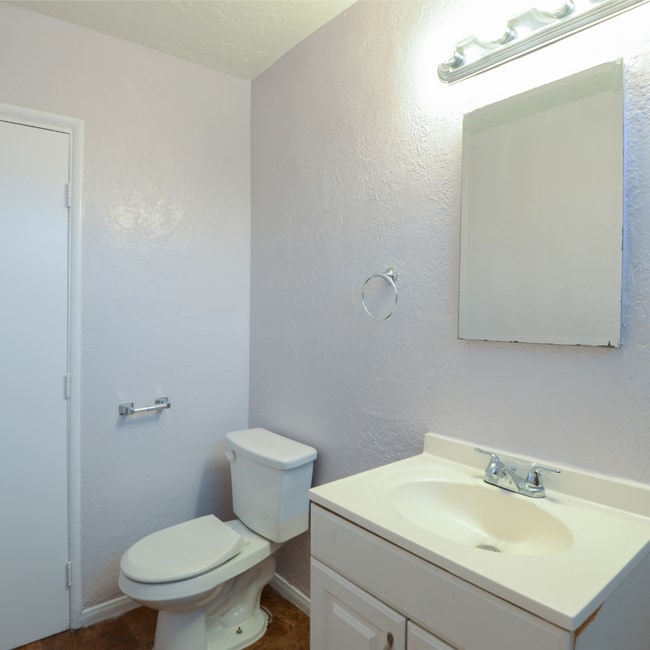 Building Photo - Convenient Downstairs 2-Bedroom Unit in Sun Valley!