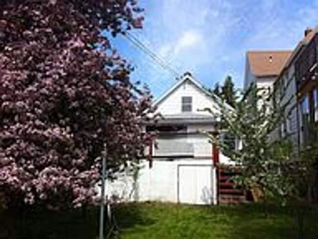 Building Photo - AVAILABLE JUNE - 3 Bed, 1 Bath Updated Home!
