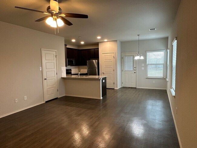 Building Photo - Luxury Townhome