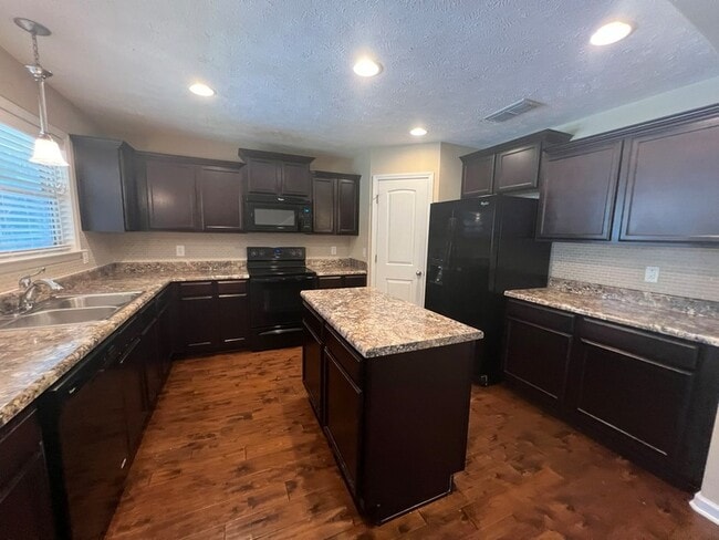 Building Photo - 904 Azeri Ave