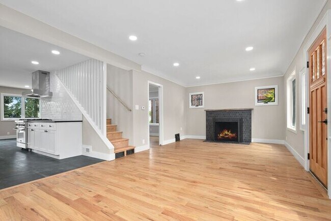 Building Photo - Gorgeous Remodeled West Seattle Craftsman w/ Air Conditioning