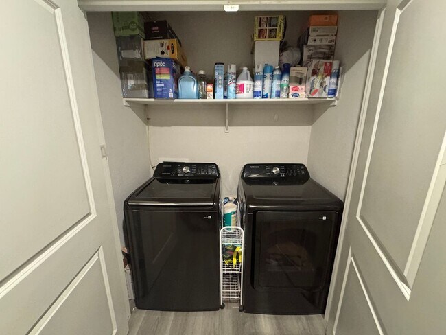 Building Photo - 470 Reizen Dr