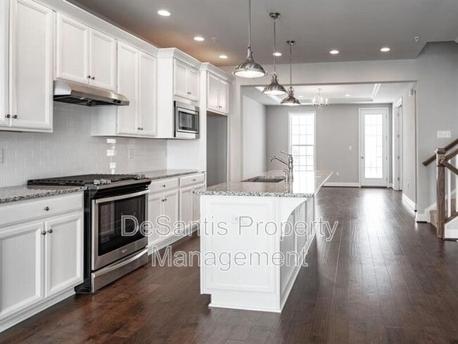 Building Photo - 1451 Hastings Cres