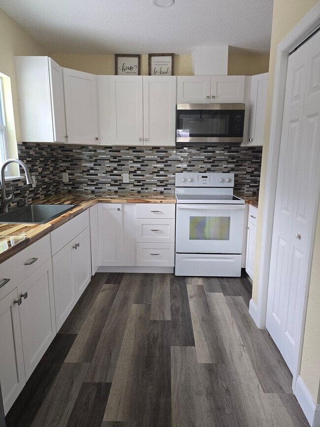 Building Photo - Gorgeous 2/1 in Homosassa!!!