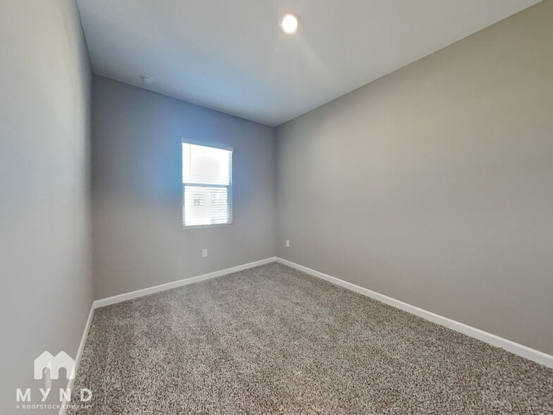 Building Photo - 4839 E Village Dr