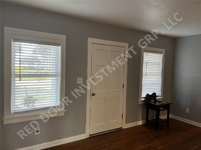 Building Photo - 712 Floral Dr