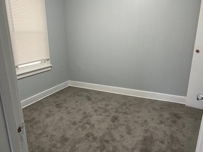 Building Photo - 2 Bedroom 1 Bath Home In Eastpointe