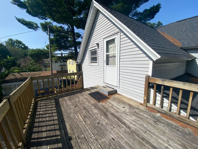 Building Photo - 1 Bed / 1 Bath Upstairs Unit with Private Balcony – Riverside Gardens