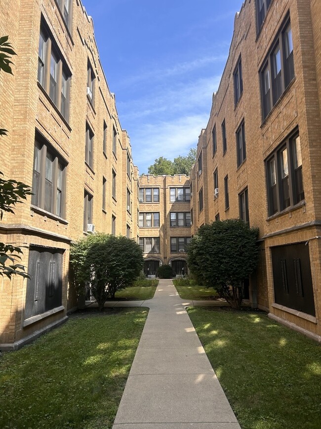 Primary Photo - 1020 E Hyde Park Blvd
