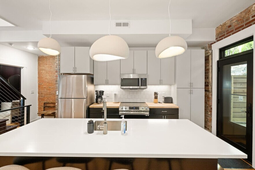 Building Photo - 2 Hust Alley