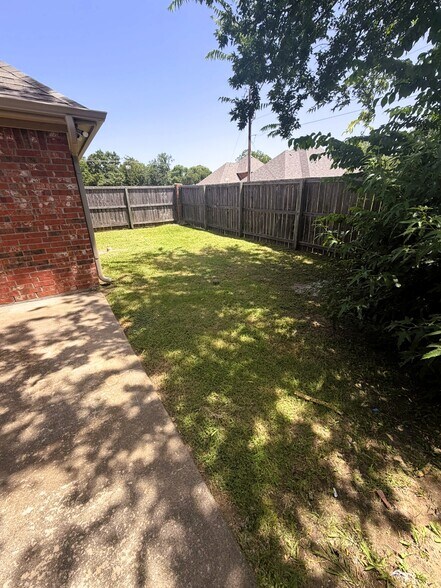 Private Fenced Backyard - 307 Sunset Blvd
