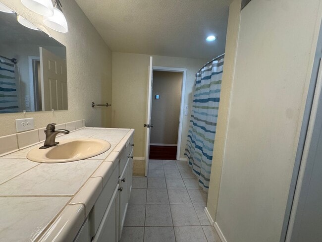 Building Photo - River Front Property