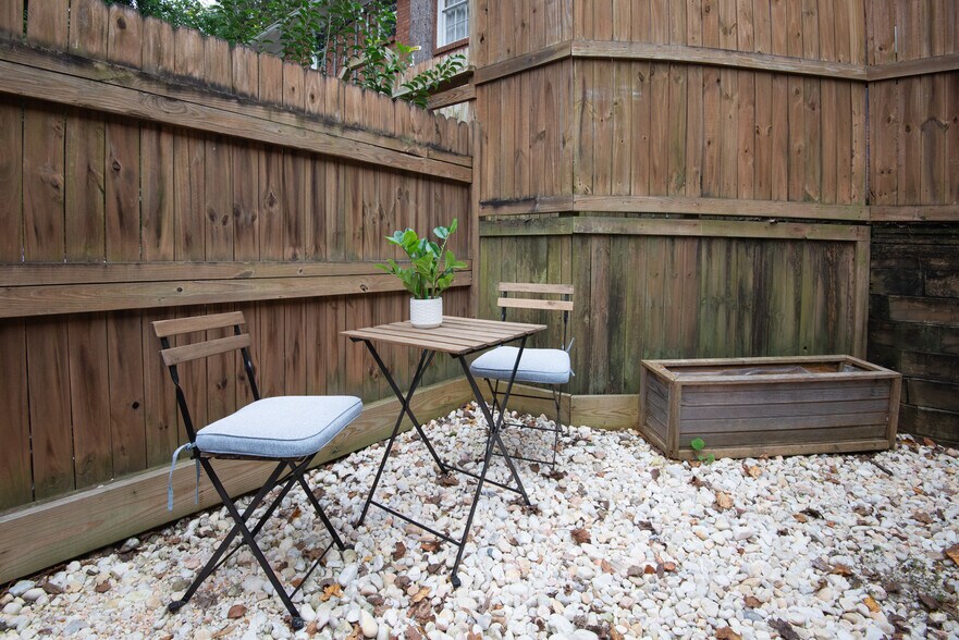 Building Photo - 636 Chipley Ave