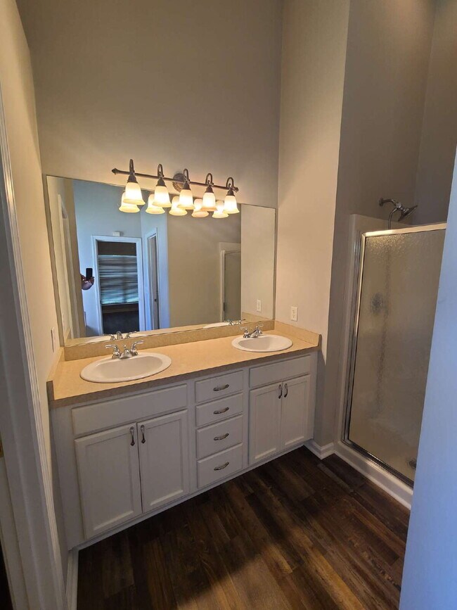 Building Photo - Waterfront Community in Richmond Hill!