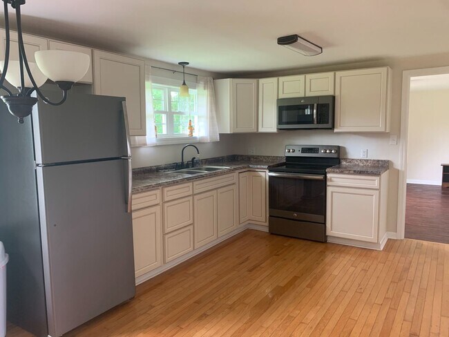 Building Photo - AVAILABLE NOW! 3 Bedrooms/1 1/2 Bath with ...