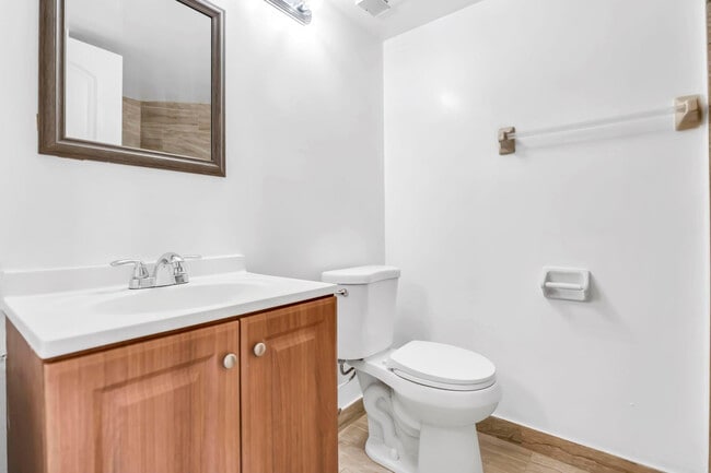 Building Photo - 210 Lake Pointe Dr