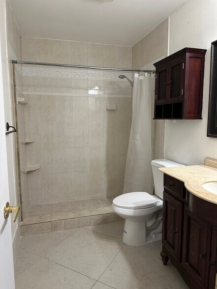 Primary Bath Tub & Shower - 22313 SW 57th Cir