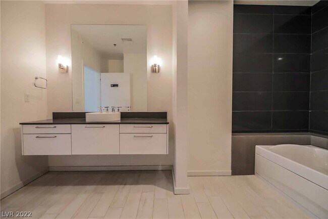 Building Photo - 900 S Las Vegas Blvd